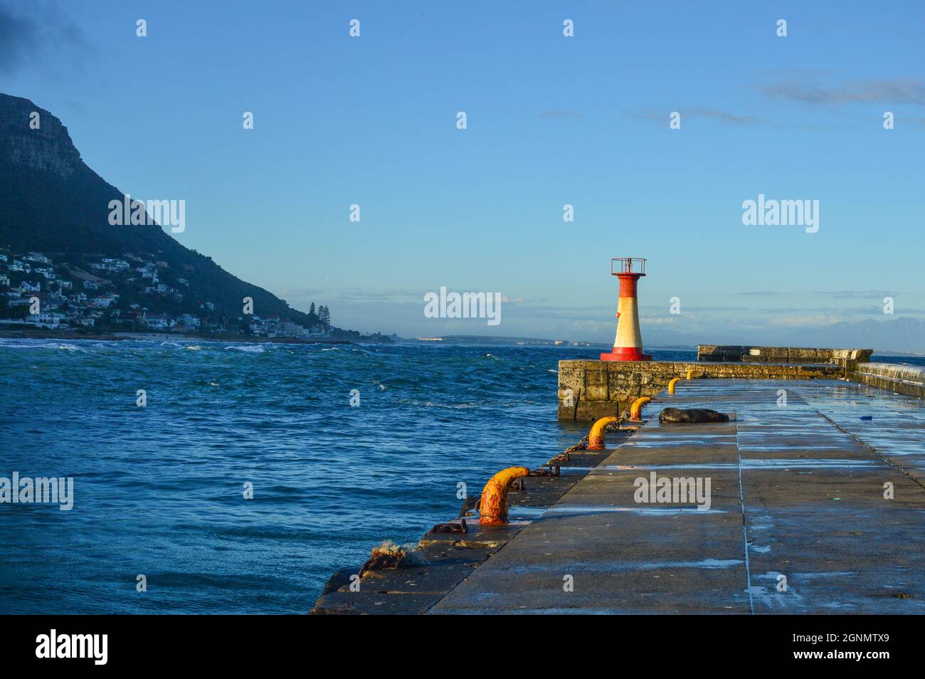 Phare coloré du port de Kalk Bay au cap en Afrique du Sud Banque D'Images