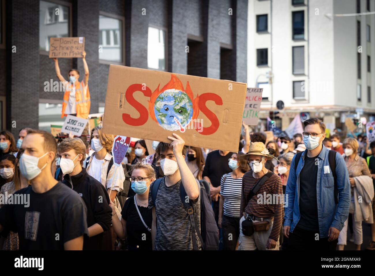 29.000 BEI Globalem Klimastreik in München Plakat: SOS (Erde mit Fieberthermomètre im Mund) am 24. Septembre 2021 versammelten sich in München 29.000 Menschen beim Globalen Klimastreik vor der Bundesdagswahl, UM ein deutliches Zeichen für Klimaschutz & Umweltschutz, die Einhaltung des Pariser abkommens und das 1, 5 Grad Ziel und um Dräusen die Wähück für die ausen für die Parischen und das. * le 24 septembre, 2021 29,000 personnes ont rejoint la grève mondiale du climat deux jours avant les élections parlementaires allemandes à Munich, en Allemagne. Ils ont protesté pour montrer un message clair pour le climat et l'environnement Banque D'Images