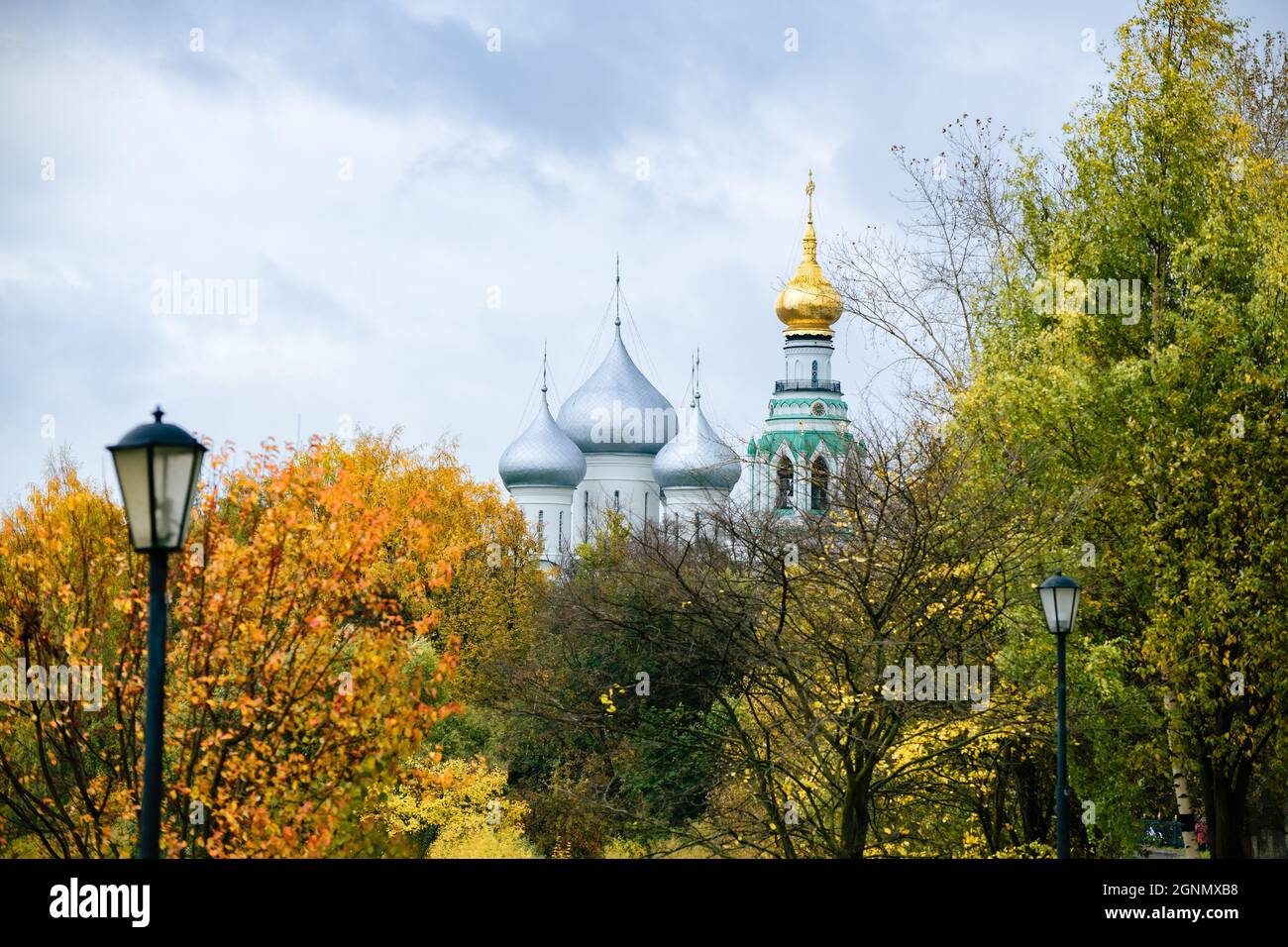 Vue d'automne sur le paysage de Vologda. Église et Cathédrale. Vue sur l'architecture orthodoxe de la Russie Banque D'Images