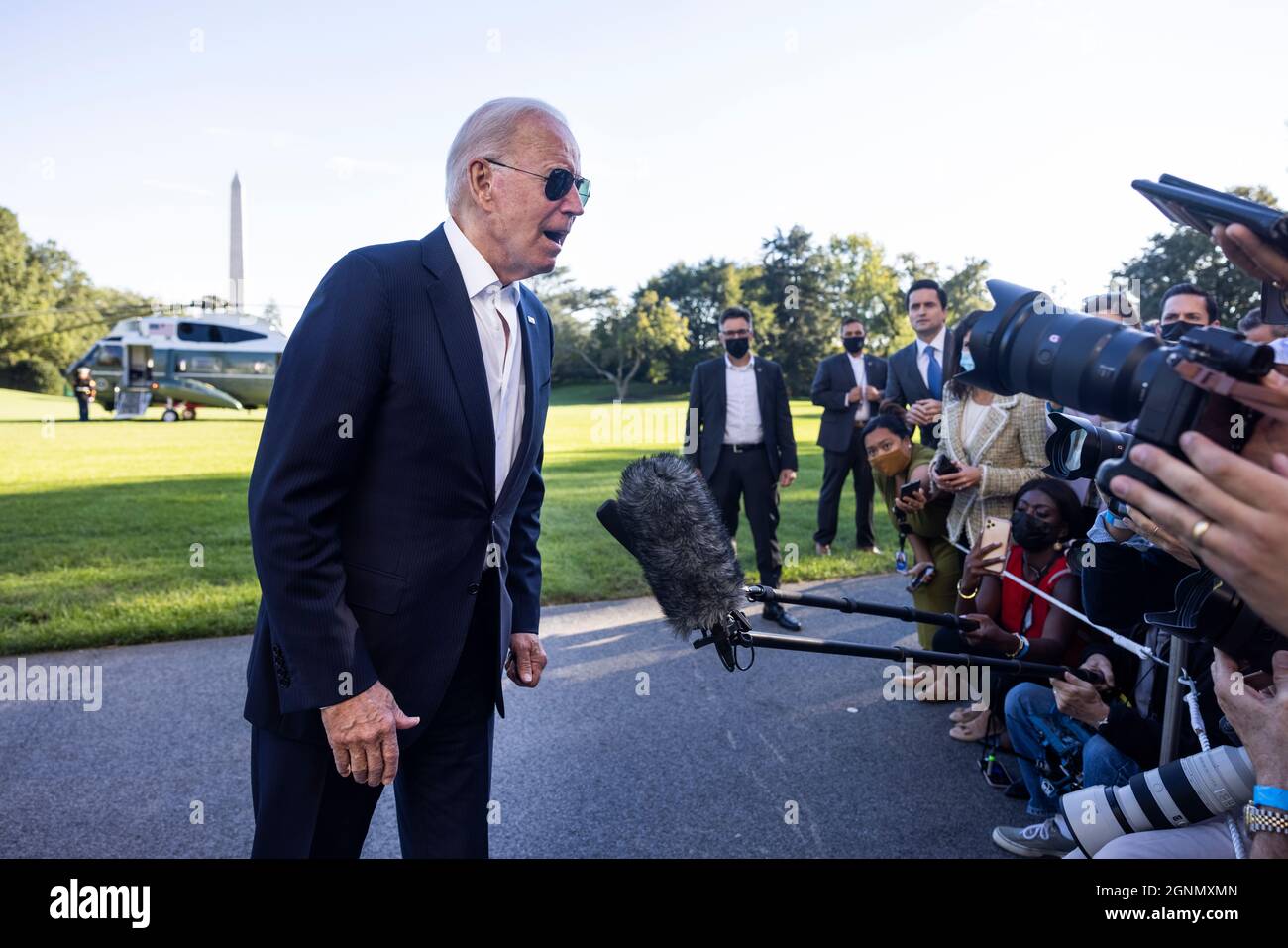 Washington, États-Unis. 26 septembre 2021. LE président AMÉRICAIN Joe Biden répond à quelques questions des journalistes à son retour à la Maison Blanche de Camp David à Washington, DC, USA, 26 septembre 2021. Credit: SIPA USA/Alay Live News Banque D'Images