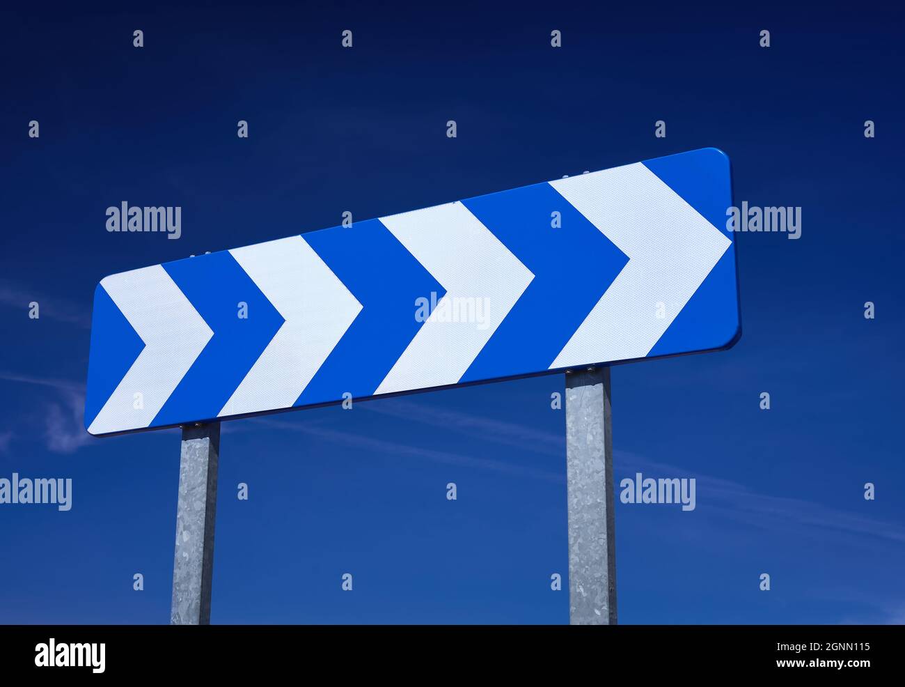 détail d'un panneau de signalisation indiquant une courbe dangereuse Banque D'Images