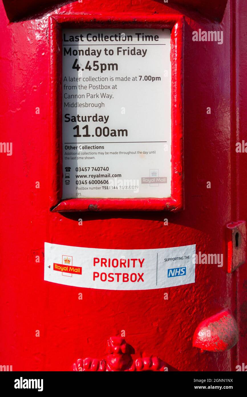 Une boîte postale traditionnelle de Royal Mail dans un petit village appelé Prority Postbox 'Sporting the NHS' dans le nord du Yorkshire, Angleterre, Royaume-Uni Banque D'Images