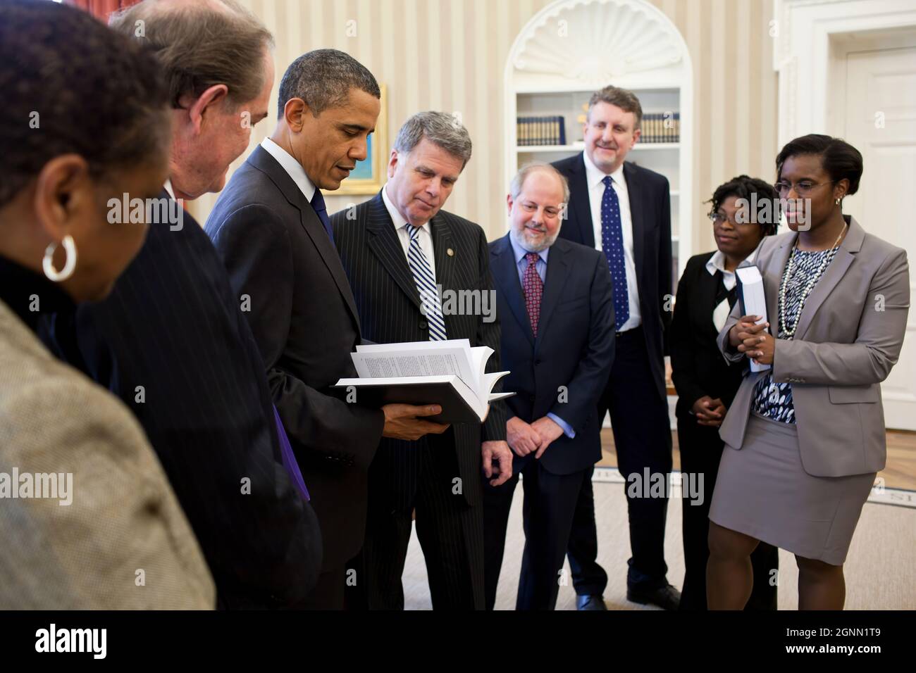 Le président Barack Obama reçoit une édition en cuir 2009 des "documents publics des Présidents des Etats-Unis" de David S. Ferriero, archiviste des Etats-Unis, centre, dans le Bureau ovale, le 25 février 2011. Le personnel du Bureau du registre fédéral et des Archives nationales et de l'administration des dossiers se joint à eux. (Photo officielle de la Maison Blanche par Pete Souza) cette photo officielle de la Maison Blanche est disponible uniquement pour publication par les organismes de presse et/ou pour impression personnelle par le(s) sujet(s) de la photo. La photographie ne peut pas être manipulée de quelque manière que ce soit Banque D'Images