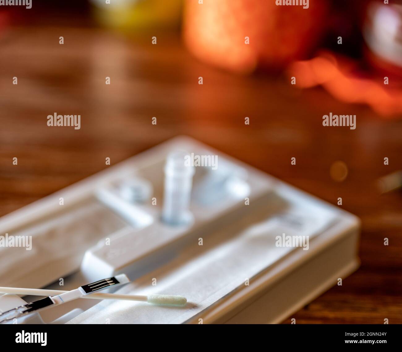 Accent sélectif sur l'écouvillon d'un kit de test rapide Covid à domicile Banque D'Images