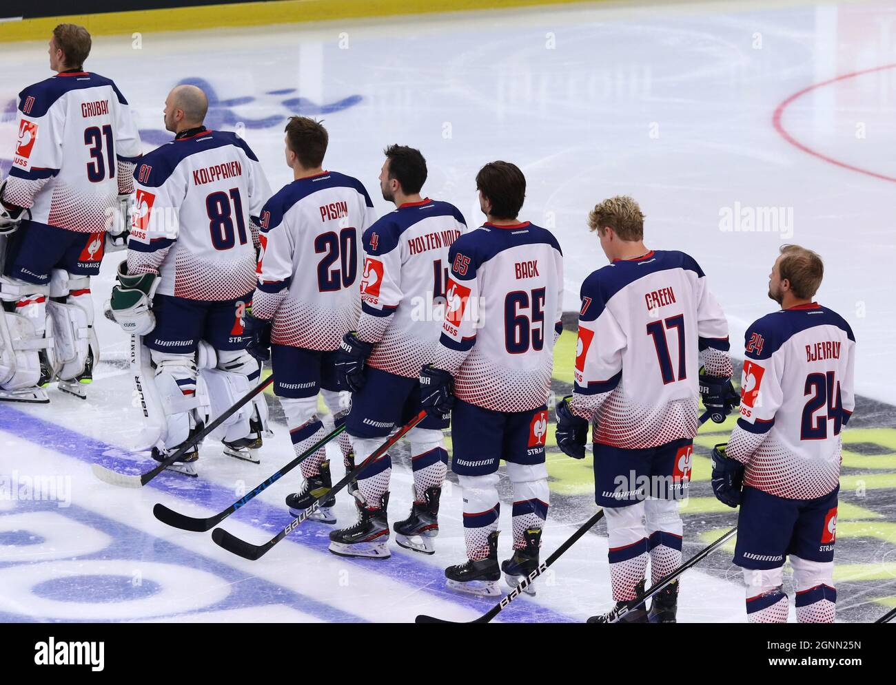 KIEV, UKRAINE - 3 SEPTEMBRE 2021: Les joueurs de Rungsted Seier Capital écoutent l'hymne national avant le match de la Ligue des champions de hockey contre HC Donbass au Palais des Sports de Kiev Banque D'Images