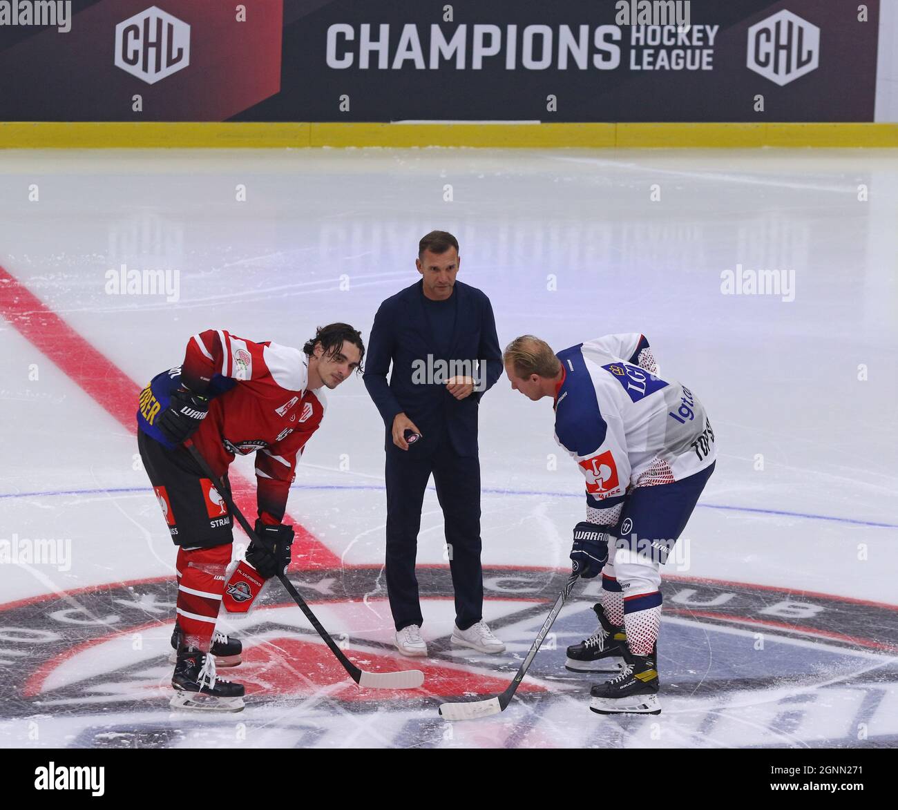KIEV, UKRAINE - 3 SEPTEMBRE 2021: Le célèbre joueur de football Andriy Shevchenko dépose le palet au centre de la glace pour lancer le match de la Ligue de hockey des Champions HC Donbass v Rungsted Seier Capital Banque D'Images