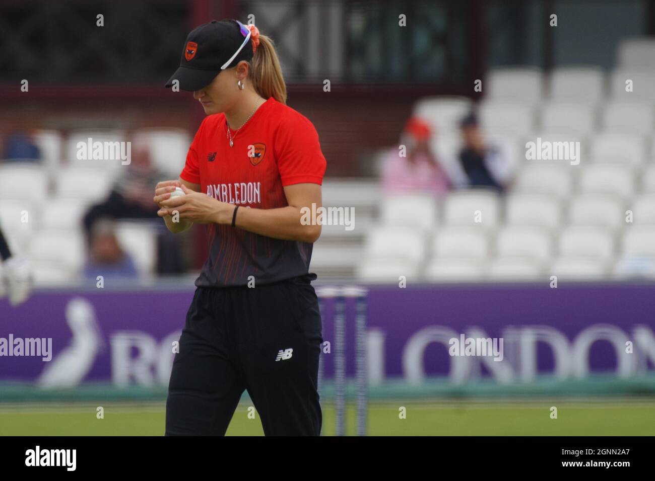 Northampton, Angleterre, 25 septembre 2021. Gaby Lewis, jouant pour Southern Vipers, examinant le ballon de cricket lors de la finale du Trophée Rachael Heyhoe Flint au County Ground Northampton. Crédit : Colin Edwards Banque D'Images