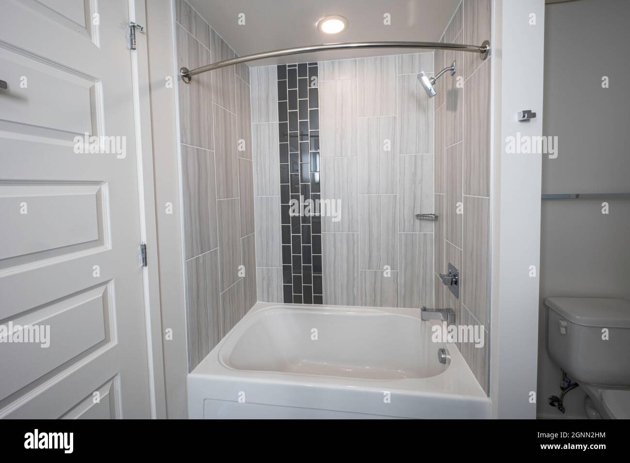 Un ensemble baignoire et douche moderne avec dosseret en carrelage Photo  Stock - Alamy