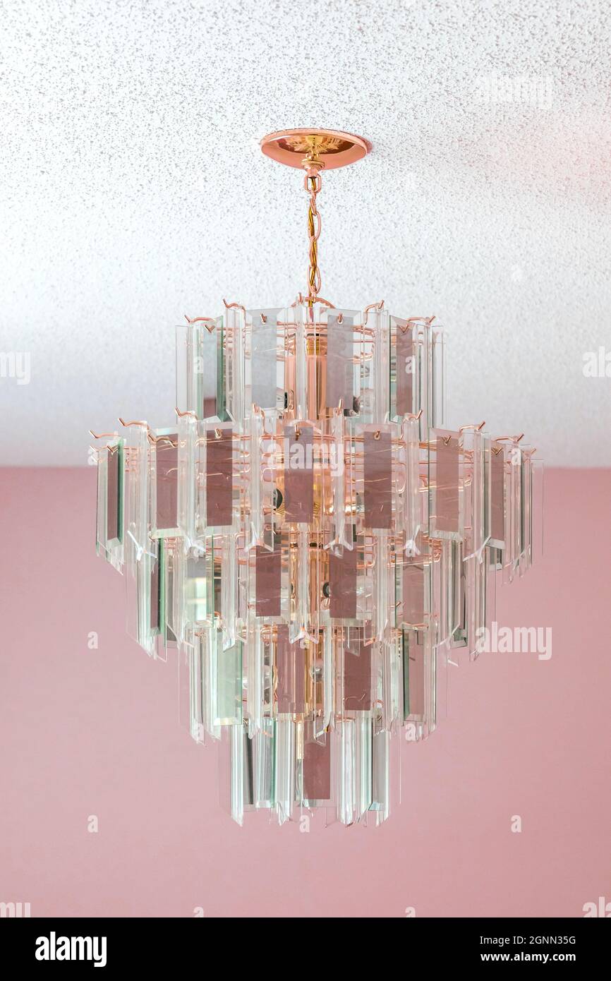 Un lustre en verre rétro à l'ancienne dans une salle à manger rose Banque D'Images