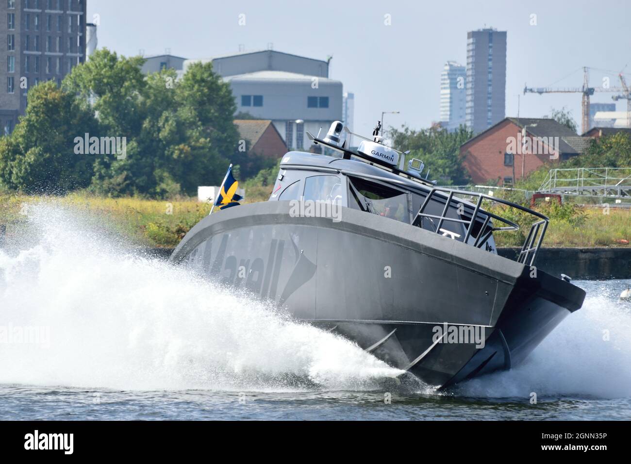 Le bateau de patrouille M15 de Merrell entreprend des manœuvres rapides et dures à Royal Victoria Dock, à Londres, dans le cadre de l'événement DSEI 2021 Banque D'Images