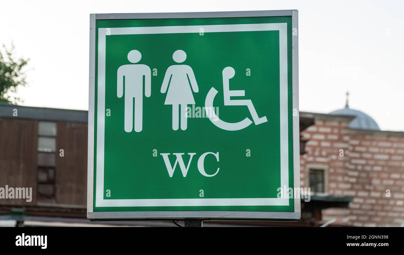 panneau de toilettes publiques des toilettes avec panneau de toilettes pour hommes femmes accessible personne à mobilité réduite en ville. Photo de concept de signe et de symbole. Banque D'Images