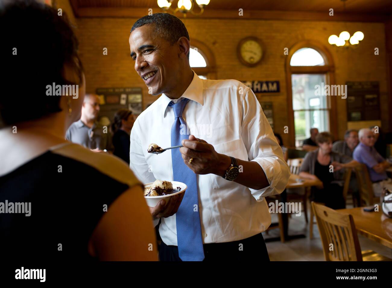 Le président Barack Obama mange une sundae en fudge chaude alors qu'il s'entretient avec les patrons du bar laitier de l'UNH sur le campus de l'Université du New Hampshire à Durham, N.H., le 25 juin 2012. (Photo officielle de la Maison Blanche par Pete Souza) cette photo officielle de la Maison Blanche est disponible uniquement pour publication par les organismes de presse et/ou pour impression personnelle par le(s) sujet(s) de la photo. La photographie ne peut être manipulée d'aucune manière et ne peut pas être utilisée dans des documents commerciaux ou politiques, des publicités, des e-mails, des produits, des promotions qui, de quelque manière que ce soit, suggèrent l'approbation ou l'approbation du Presiden Banque D'Images