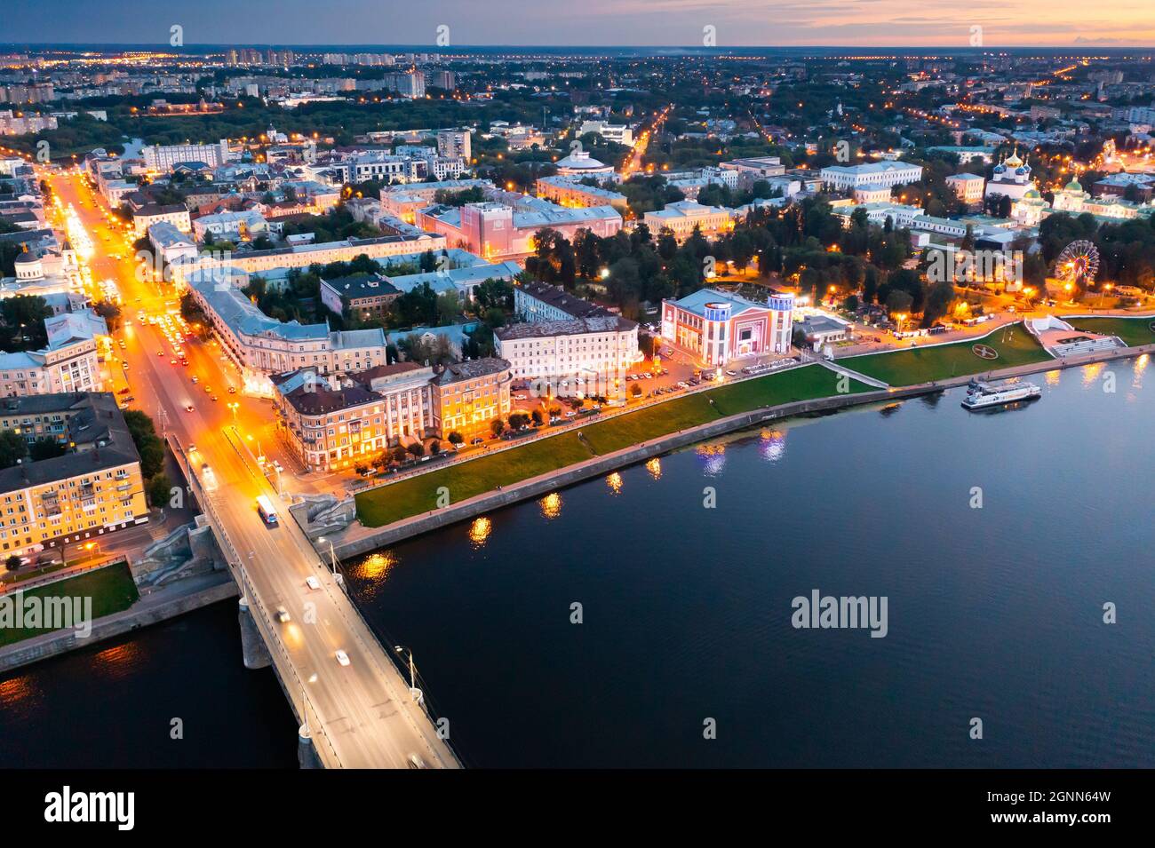 Vue aérienne de Tver sur Volga avec remblai illuminé au crépuscule d'été Banque D'Images