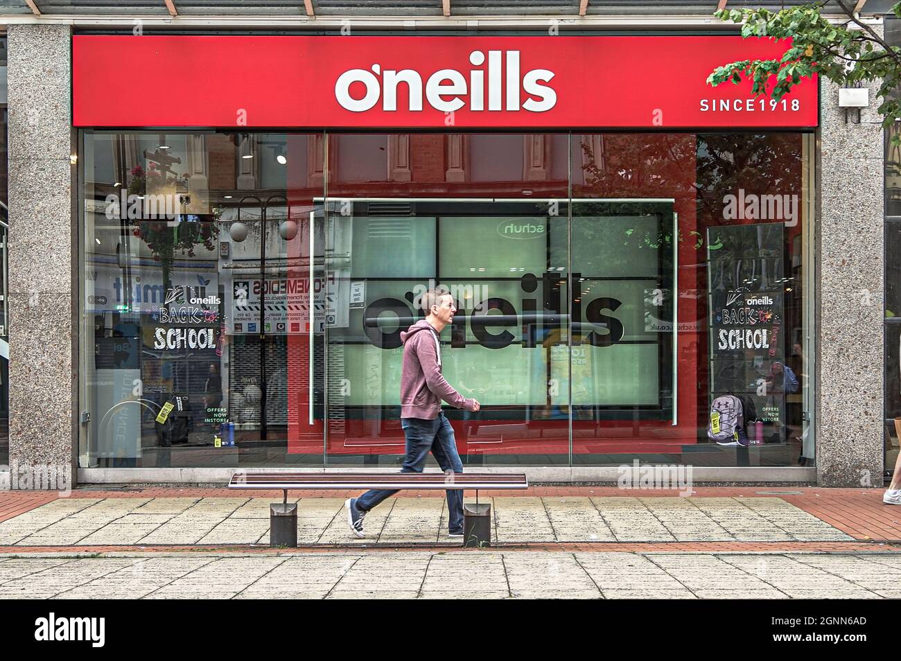 Une promenade piétonne à côté du magasin O'Neills Sportswear sur Royal Avenue, Belfast. Banque D'Images