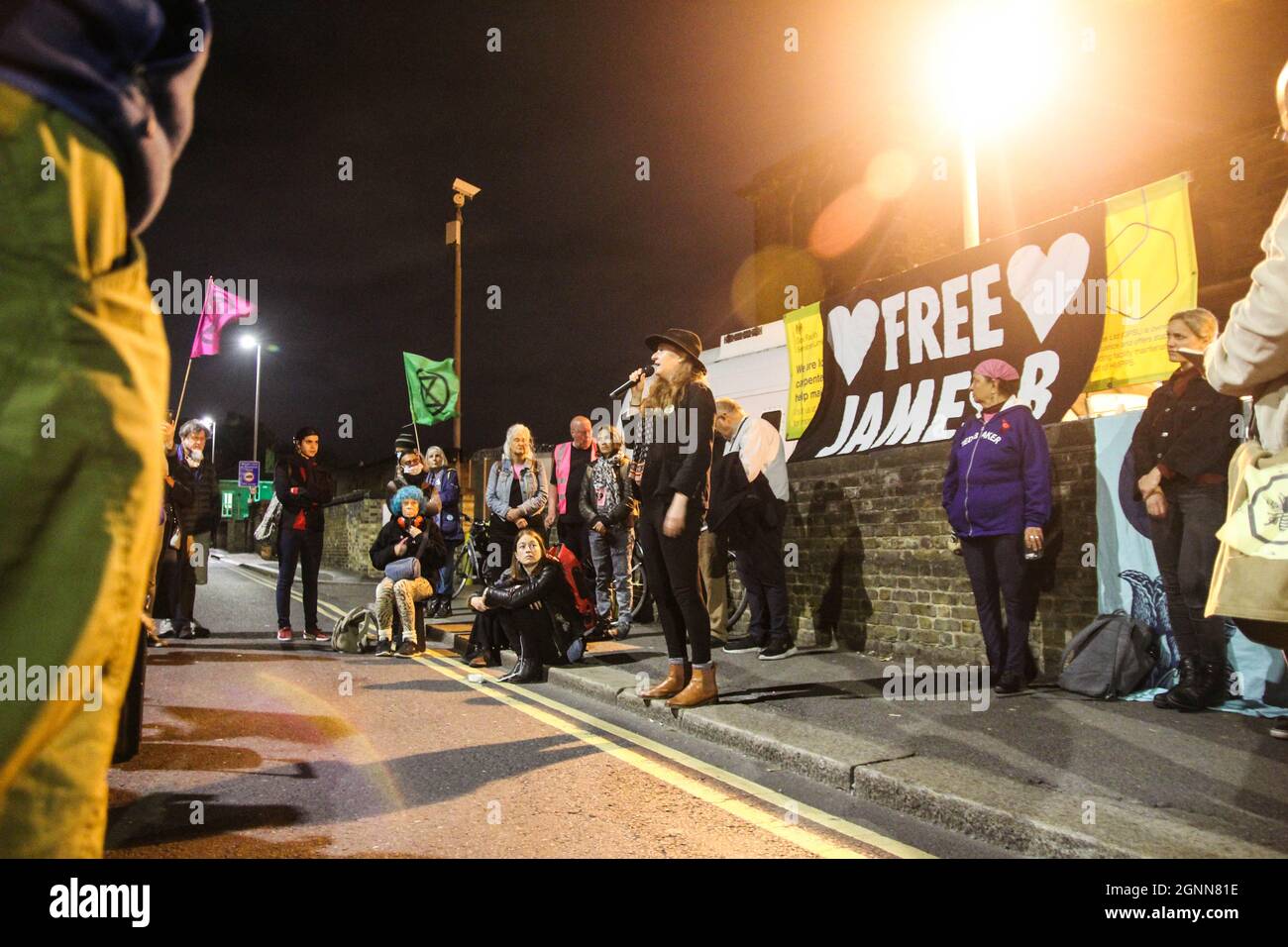 Londres, Angleterre, Royaume-Uni. 26 septembre 2021. HMP Wandsworth, Londres, Royaume-Uni, 26 septembre. Les gens se rassemblent pour la Free James Brown Vigil à la prison de HM Wandsworth, appelée par l'extinction rébellion. James Brown, 56 ans, est le double médaillé d'or paralympique aveugle qui a grimpé au-dessus d'un avion et a collé sa main sur son toit en octobre 2019. Il protestait contre le projet du gouvernement britannique d'agrandir l'aéroport de London City et son inaction contre le changement climatique. Vendredi dernier, il a été condamné à douze mois d'emprisonnement. (Credit image: © Sabrina Merolla/ZUMA Press Wire) Banque D'Images