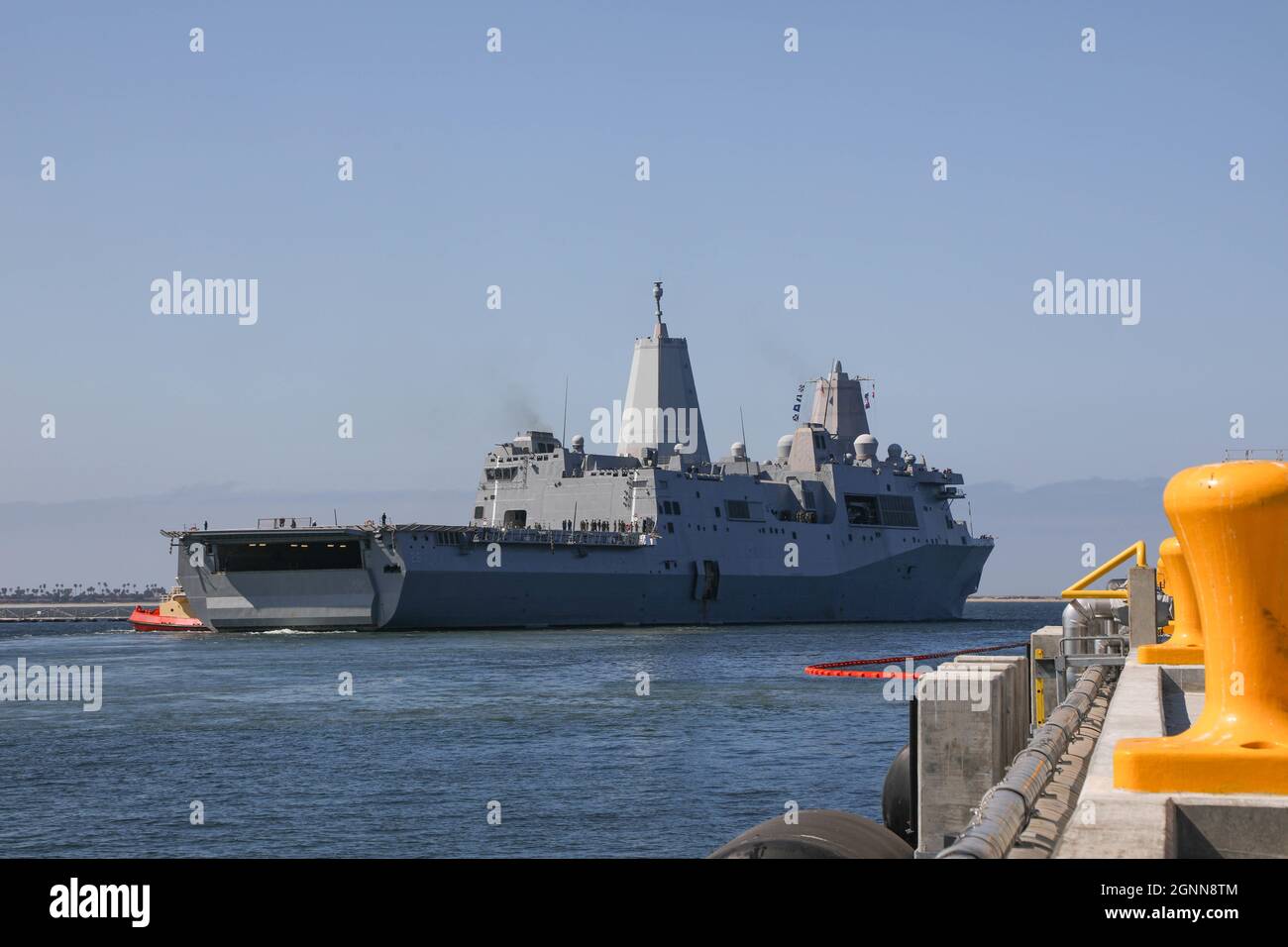 Le navire de transport amphibie USS John P. Murtha (LPD 26) quitte la base navale de San Diego, le 16 septembre 2021. Le Murtha est en cours à l'appui de l'exercice UNITAS LXII. UNITAS est le plus long exercice maritime international annuel au monde qui vise à améliorer l'interopérabilité entre plusieurs nations et forces conjointes dans le Pacifique, amphibie, Et amazon, afin de s'appuyer sur les partenariats régionaux existants et de créer de nouvelles relations durables qui favorisent la paix, la stabilité et la prospérité dans la zone de responsabilité du Commandement Sud des États-Unis. (É.-U. Photo du corps marin par Cpl. Banque D'Images