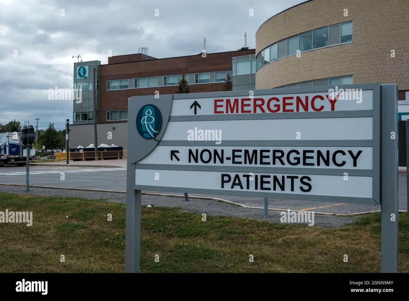 Ottawa (Ontario), Canada - le 2 septembre 2021 : un panneau à l'hôpital Queensway-Carleton (QCH) dirige la patience vers les entrées d'urgence et non urgentes Banque D'Images