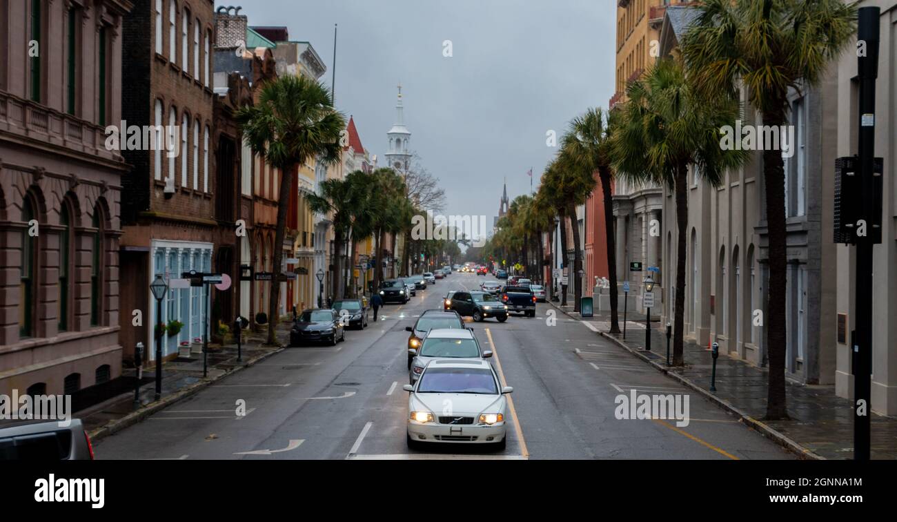 Charleston, SC - 31 2021 janvier : vue sur Broad Street depuis les marches de l'ancien Exchange et du donjon de Provost Banque D'Images