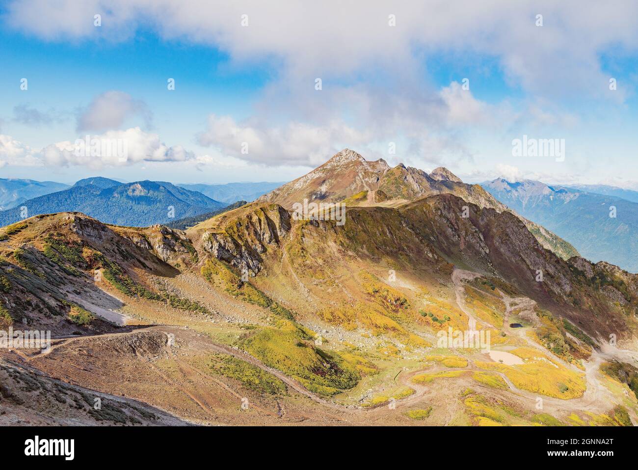 Vue sur les sommets des montagnes de Roza vue. pic Caucase. La Russie. Banque D'Images