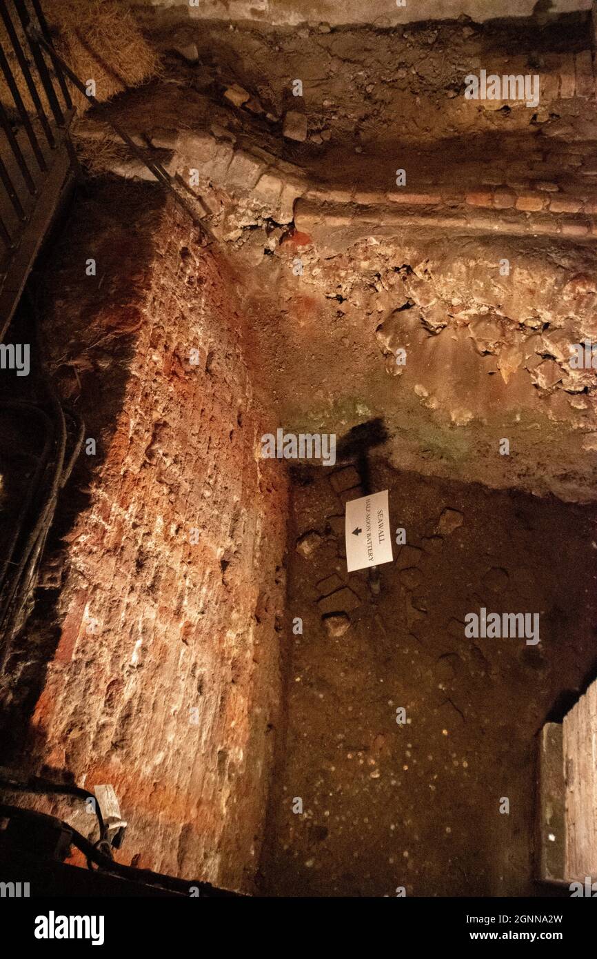 Le mur de mer original de Charleston situé dans le sous-sol de l'ancien échange et du donjon de Provost Banque D'Images