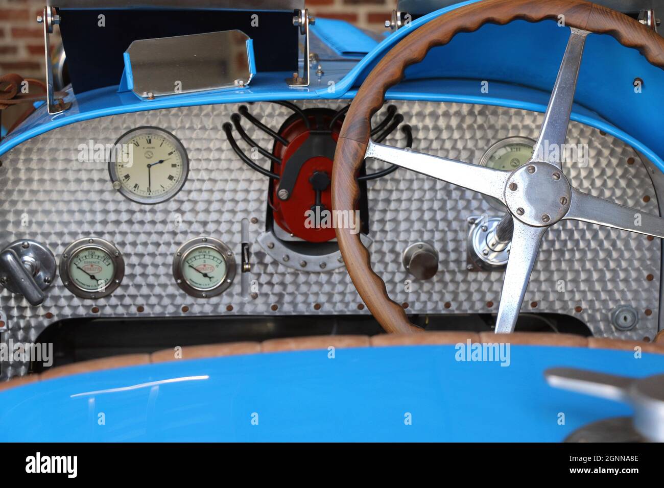 Monterey, CA/USA: 8/13/21: Intérieur d'une belle voiture britannique d'époque bleue, avec le volant sur la droite. Banque D'Images