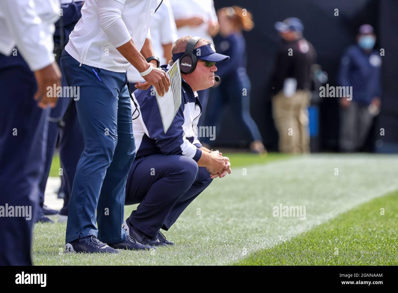 Chicago, Illinois, États-Unis. 25 septembre 2021. Brian Kelly, entraîneur-chef irlandais de notre Dame Fighting, regarde pendant le match de football NCAA entre notre Dame Fighting Irish et les Wisconsin Badgers au Soldier Field dans la série Shamrock de Chicago, il. Darren Lee/CSM/Alamy Live News Banque D'Images