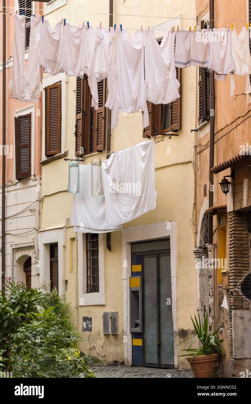 Rue étroite confortable avec buanderie sèche dans le quartier de Trastevere, Rome, Italie Banque D'Images