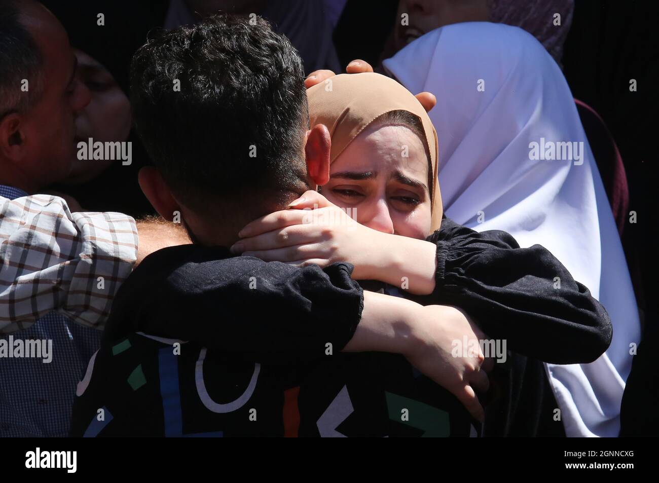 Jénine. 26 septembre 2021. Un parent d'Oussama Soboh palestinien grieves lors de ses funérailles dans le village de Burqin, à l'ouest de la ville de Jenin, en Cisjordanie, le 26 septembre 2021. La Palestine a condamné dimanche les soldats israéliens pour avoir tué cinq Palestiniens dans deux incidents distincts dans le nord de la Cisjordanie et le nord-ouest de Jérusalem. Crédit: Nidal Eshtayeh/Xinhua/Alamy Live News Banque D'Images