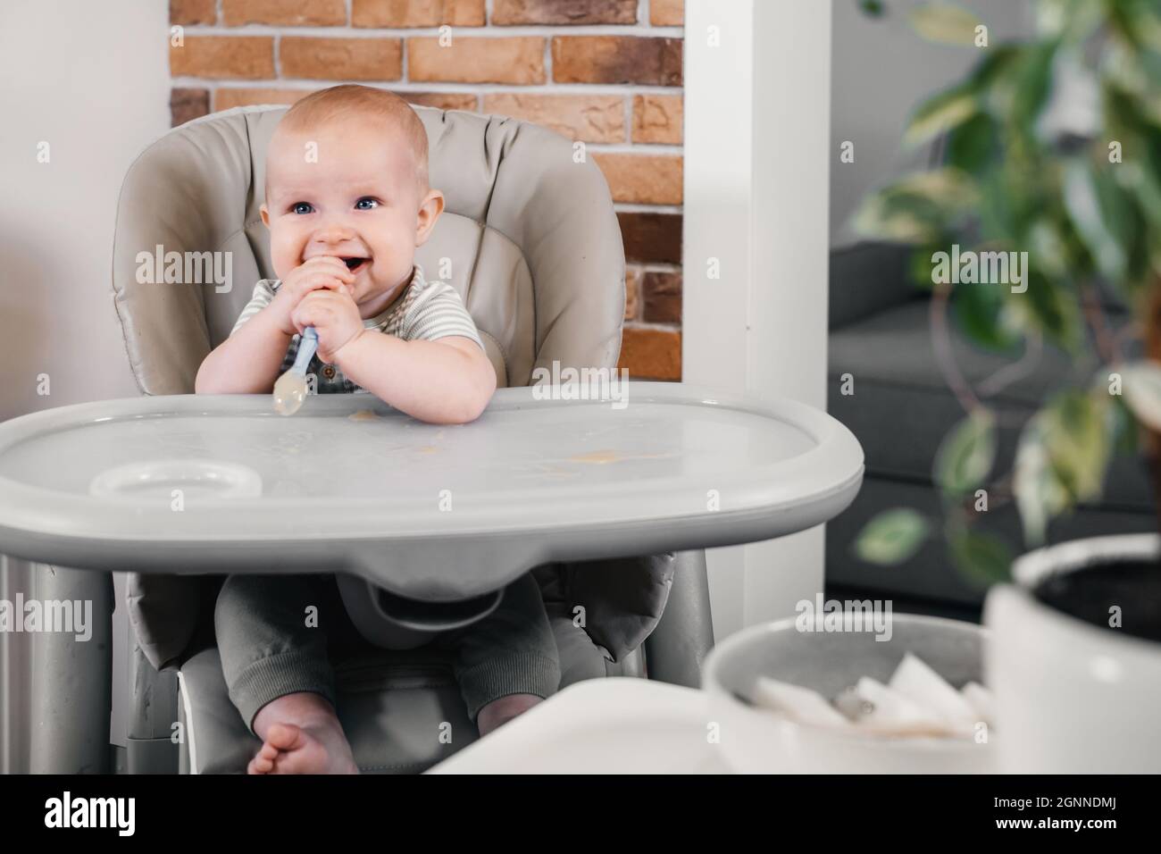 La Premiere Nourriture Pour Bebe Pure Mere Donnant Une Cuillere De Legumes Ou De Fruits Dans Le Fauteuil De Nourrissage A La Maison Enfant Mignon Essayant De Manger Par Lui Meme Soutien Sain