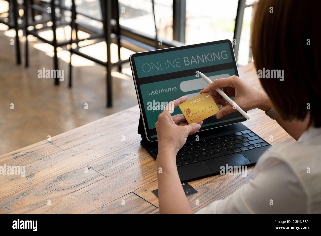 Femme d'Asie du milieu faisant e-shopping avec carte de crédit et ordinateur portable, concept d'achat en ligne Banque D'Images Femme d'Asie du milieu faisant e-shopping avec carte de crédit et ordinateur portable, concept d'achat en ligne Banque D'Images
