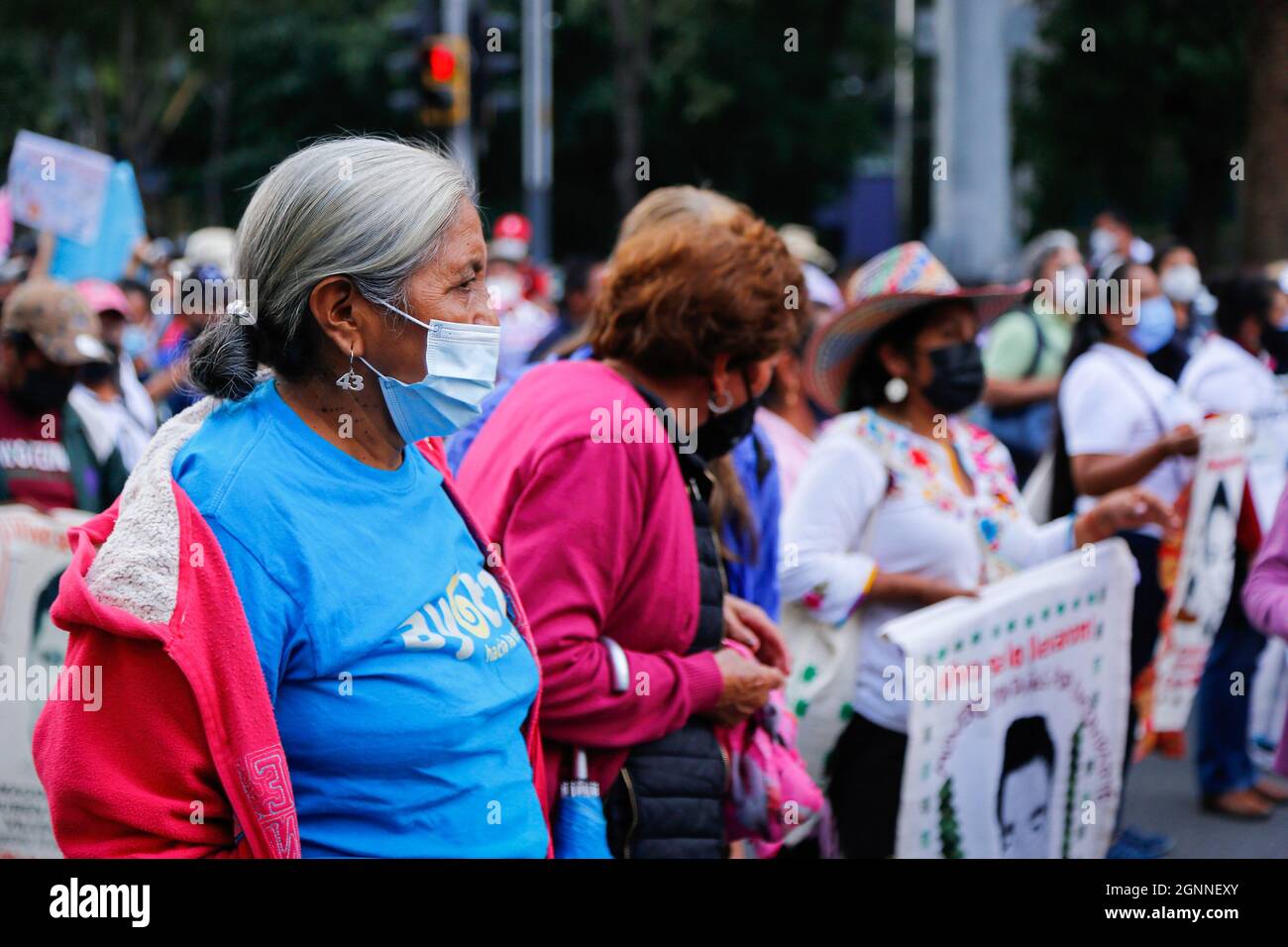 Mexique, Mexique. 26 septembre 2021. Un parent d'un étudiant manquant tient une affiche pendant la démonstration. Des parents et des étudiants ont organisé une manifestation pour demander justice aux 43 étudiants normalistas d'Ayotzinapa sept ans après leur disparition forcée à Iguala, dans le Guerrero. Crédit : SOPA Images Limited/Alamy Live News Banque D'Images