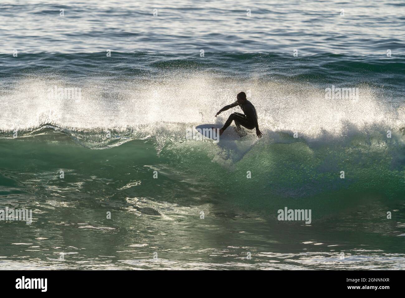 Surfer, surfer sur la vague parfaite. Pro surf formation dans la mer faire la manœuvre. Ocean Water action sportive extrême Banque D'Images
