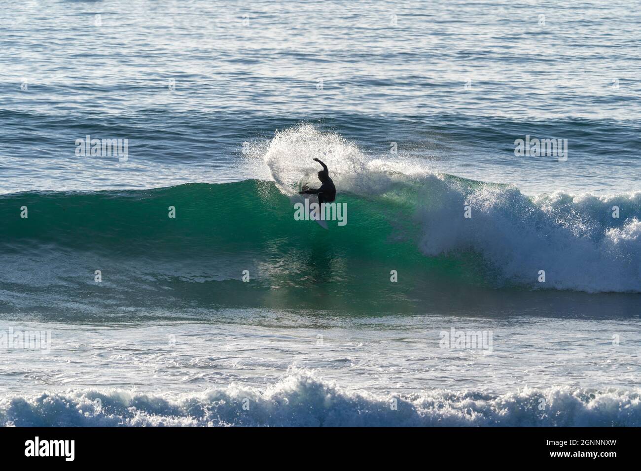 Surfer, surfer sur la vague parfaite. Pro surf formation dans la mer faire la manœuvre. Ocean Water action sportive extrême Banque D'Images