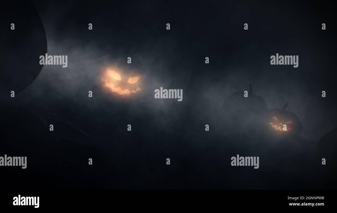 Halloween tête de citrouille et le brouillard mystère dans le fond de nuit effrayant avec copyspace. Banque D'Images Halloween tête de citrouille et le brouillard mystère dans le fond de nuit effrayant avec copyspace. Banque D'Images