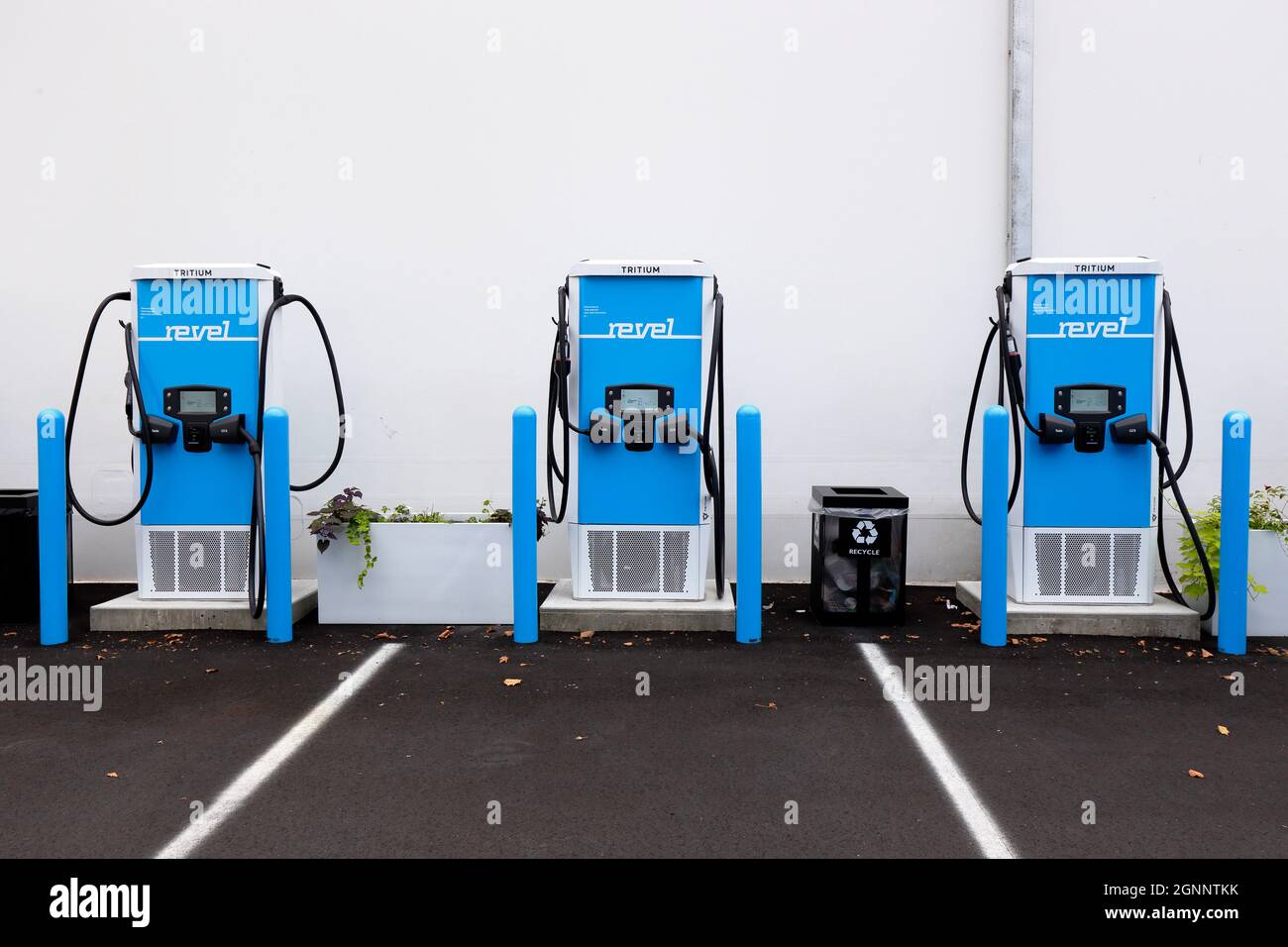 Chargeurs électriques au superhub de Revel à Brooklyn. La station de charge EV est équipée de Tritrium 75kWh ... [voir les informations supplémentaires pour la légende complète]. Banque D'Images