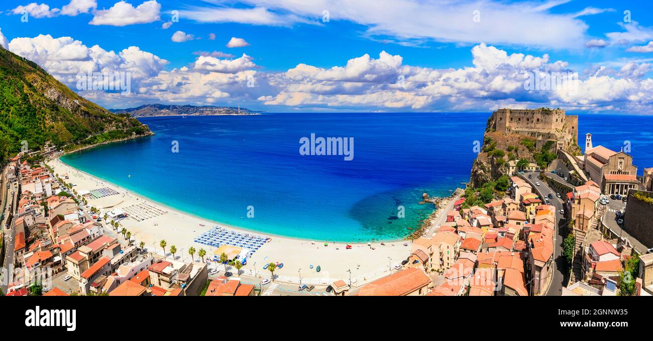 Les plus belles villes médiévales côtières de la Calabre. Scilla avec une grande plage. Voyages et sites touristiques en Italie Banque D'Images