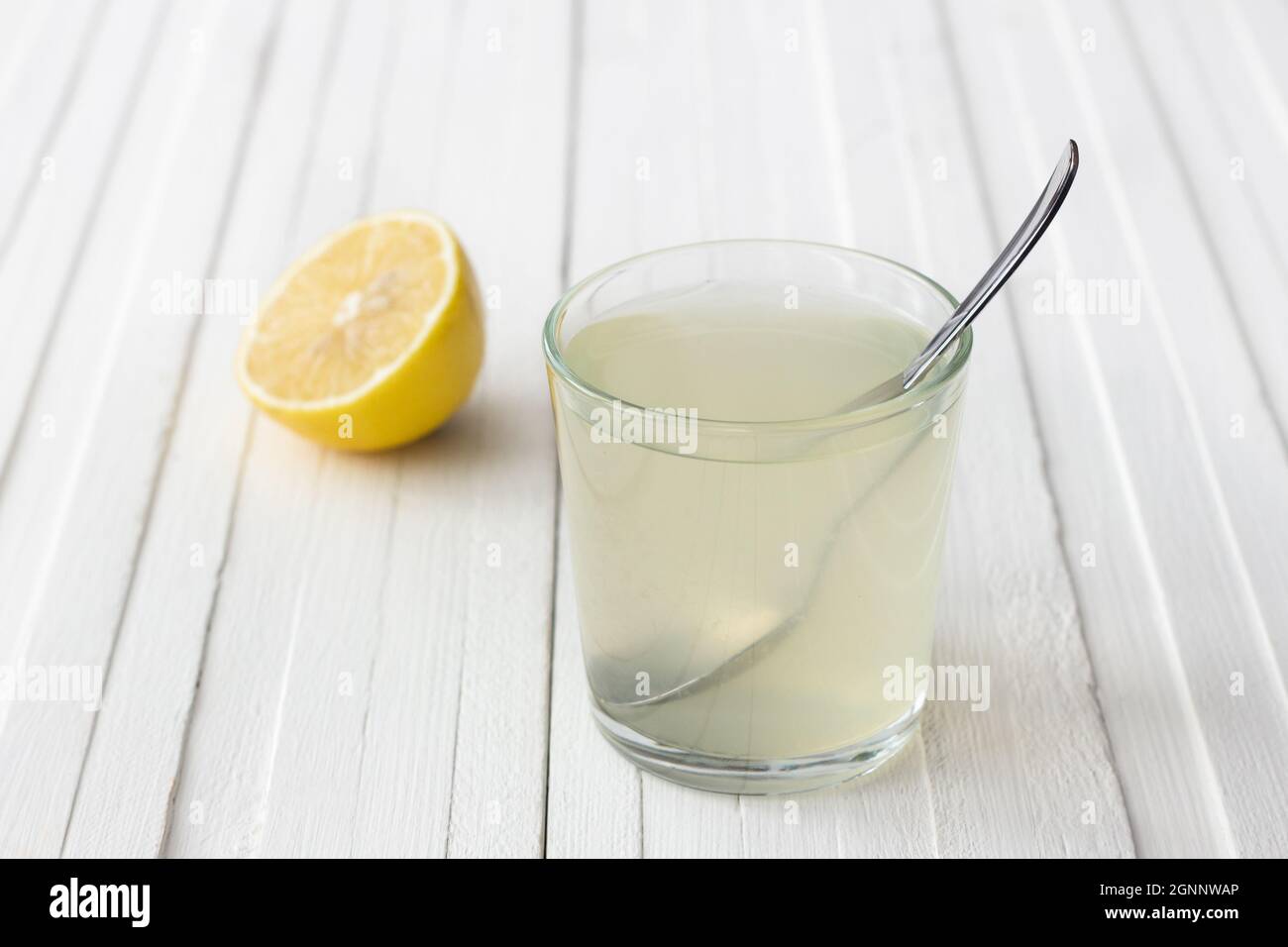 Eau de citron dans un verre sur fond blanc. Attention sélective. Boisson saine du matin Banque D'Images