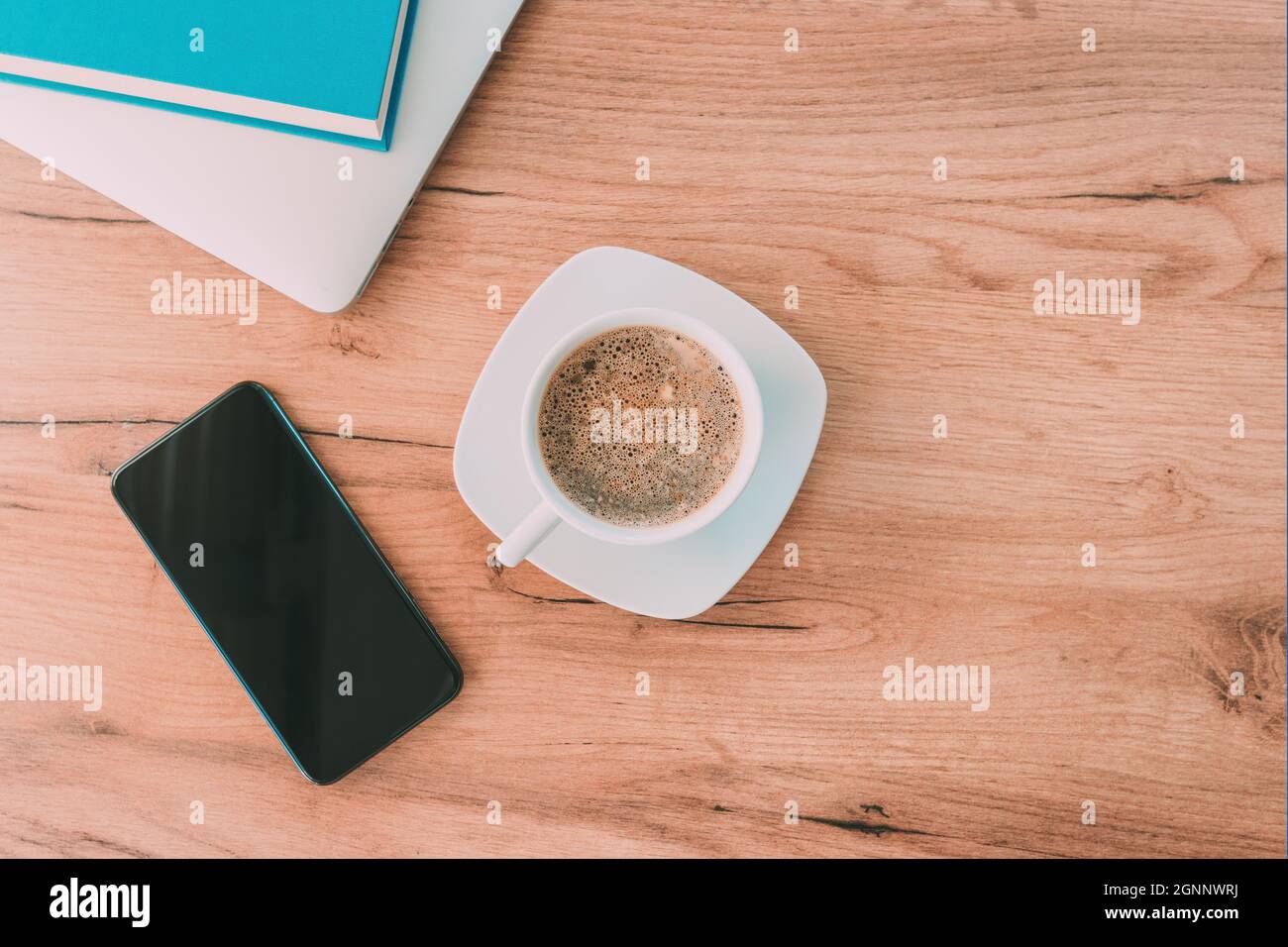 Café du matin avant de commencer le travail indépendant, tasse de café sur le bureau à la maison, vue de dessus Banque D'Images