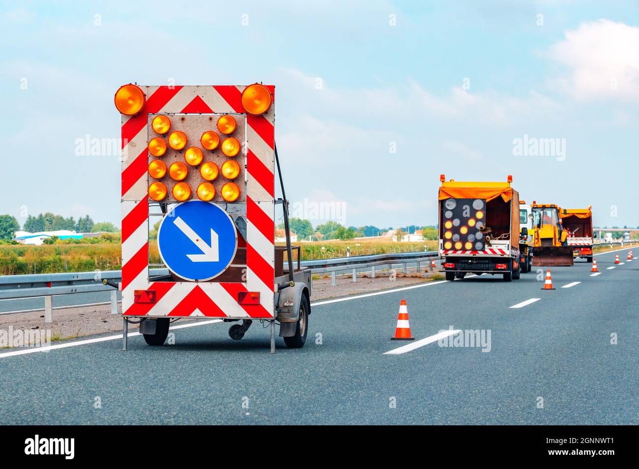 Chariot d'entretien des routes et signalisation pour travaux routiers, ouvriers réparant les routes Banque D'Images
