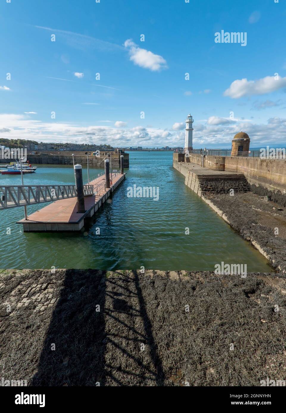 Ponton du port de Newhaven et passerelle pour les bateaux-pilotes qui viennent du bateau de croisière. Édimbourg, Écosse, Royaume-Uni Banque D'Images