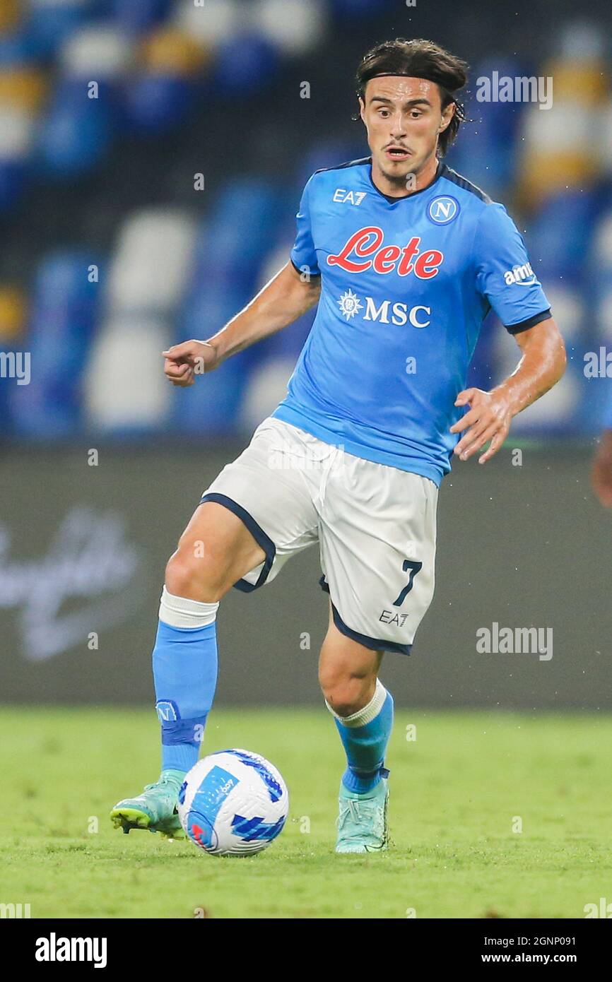 Eljif Elmas, milieu de terrain macédonien de SSC Napoli, contrôle le ballon lors de la série Un match de football entre SSC Napoli et Cagliari au stade Diego Armando Maradona à Naples, dans le sud de l'Italie, le 26 septembre 2021. Banque D'Images