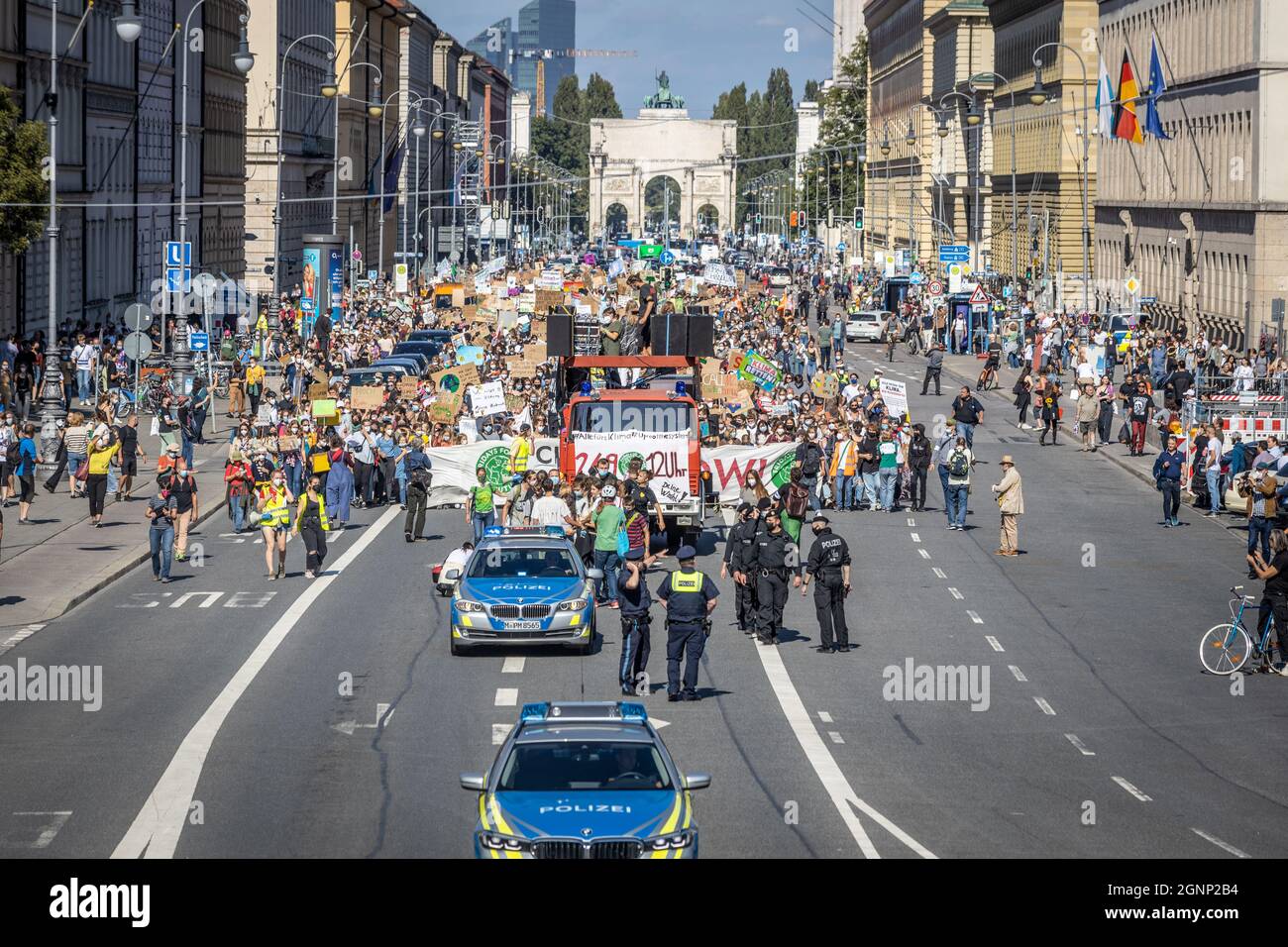 29.000 BEI Globalem Klimastreik in München Feuerwehr und Streikende auf der Ludwigstraße. AM 24. Septembre 2021 versammelten sich in München 29.000 Menschen beim Globalen Klimastreik vor der Bundesdagswahl, UM ein deutliches Zeichen für Klimaschutz & Umweltschutz, die Einhaltung des Pariser abkommens und das 1, 5 Grad Ziel und um Dräusen die Wähück für die ausen für die Parischen und das. * le 24 septembre, 2021 29,000 personnes ont rejoint la grève mondiale du climat deux jours avant les élections parlementaires allemandes à Munich, en Allemagne. Ils ont protesté pour montrer un message clair pour le climat et l'environnement Banque D'Images