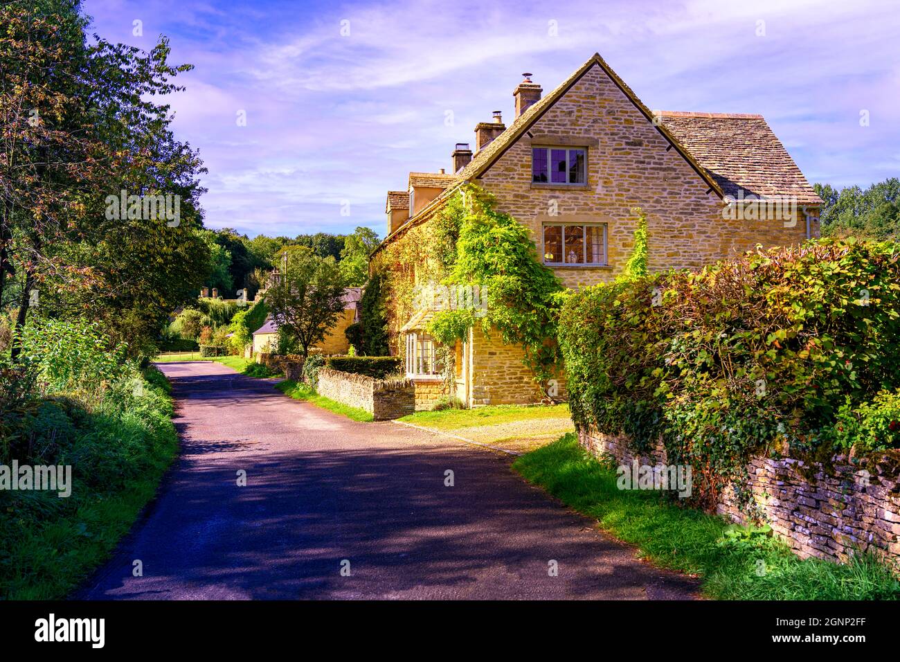 Cottages traditionnels en pierre construits le long d'une ruelle de campagne dans le joli village Cotswold Cotswolds de Upper Slaughter Gloucestershire Angleterre Royaume-Uni Banque D'Images