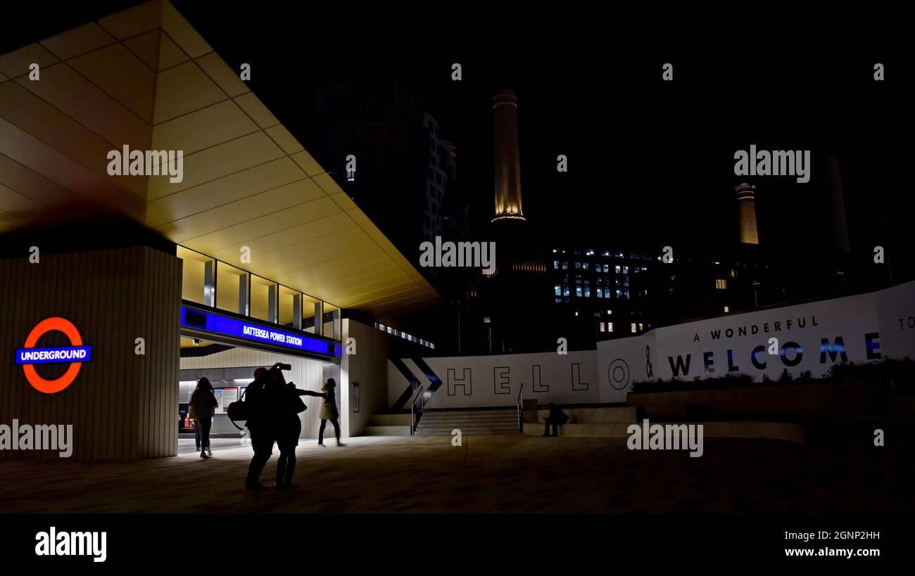 La nouvelle station de métro de Battersea Power Station, Londres, Royaume-Uni la nuit le jour d'ouverture, le 20 septembre 2021 Banque D'Images