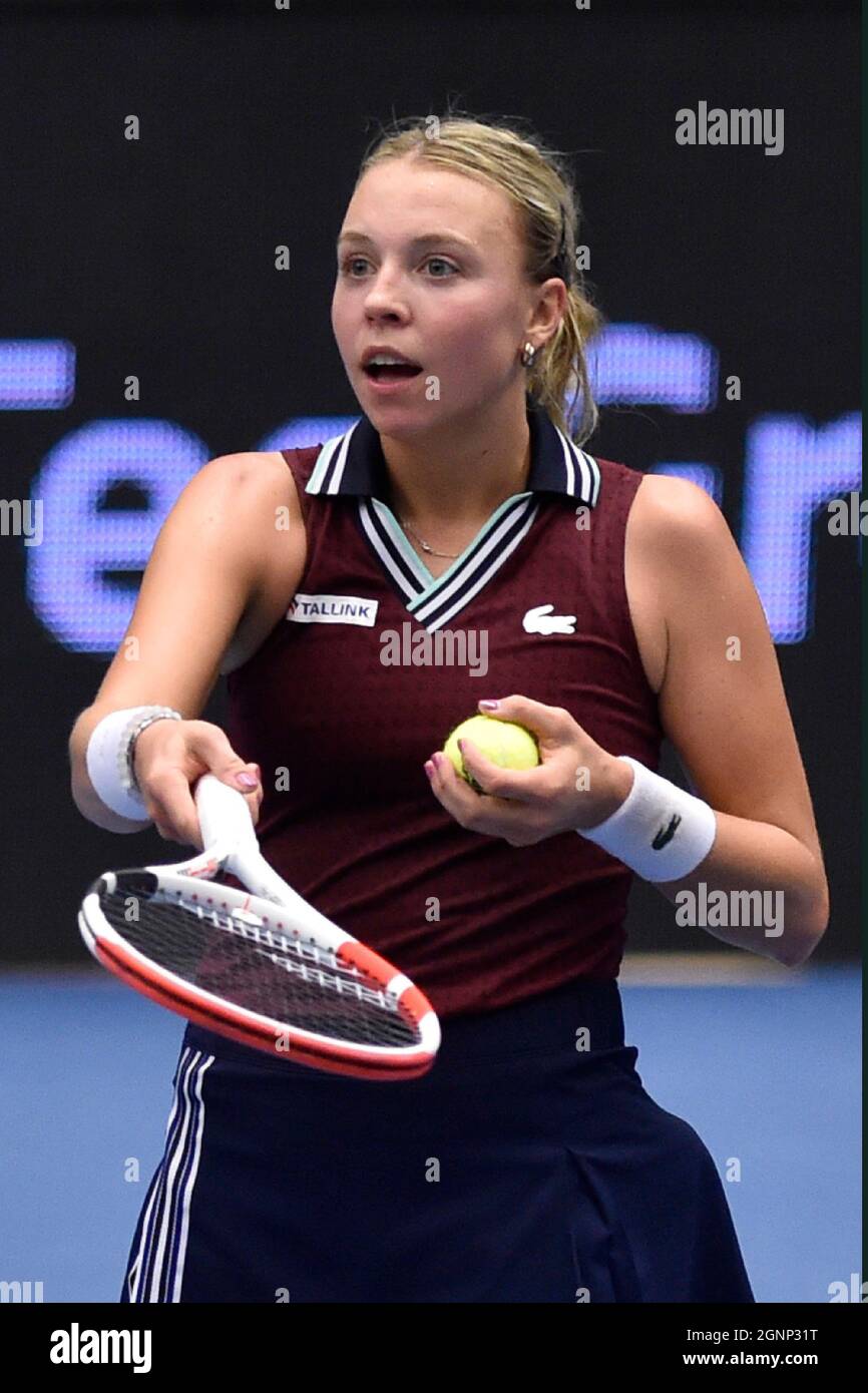 Ostrava, République tchèque. 26 septembre 2021. Anet Kontaveit, d'Estonie, célèbre la victoire après le match final contre Maria Sakkari, de Grèce, lors du tournoi de tennis en salle J&T Banka Ostrava Open 2021 pour femmes WTA à Ostrava, République Tchèque, le 26 septembre 2021. Crédit: Jaroslav Ozana/CTK photo/Alay Live News Banque D'Images