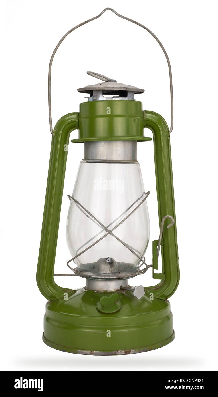 Ancienne Lampe Au Kérosène Sur Fond Blanc. Lanterne En Fer Vintage Avec Une Ampoule En Verre Lampe De Rarete Appelee Batte Image443652329