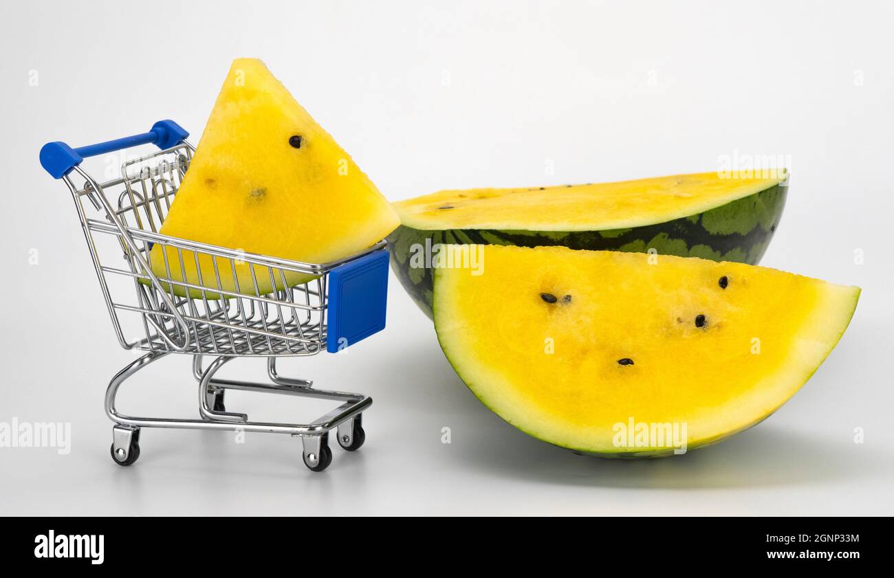 pastèque jaune mûre en tranches sur fond blanc. Citrullus lanatus. baie avec une pulpe jaune de couleur limonade. Banque D'Images