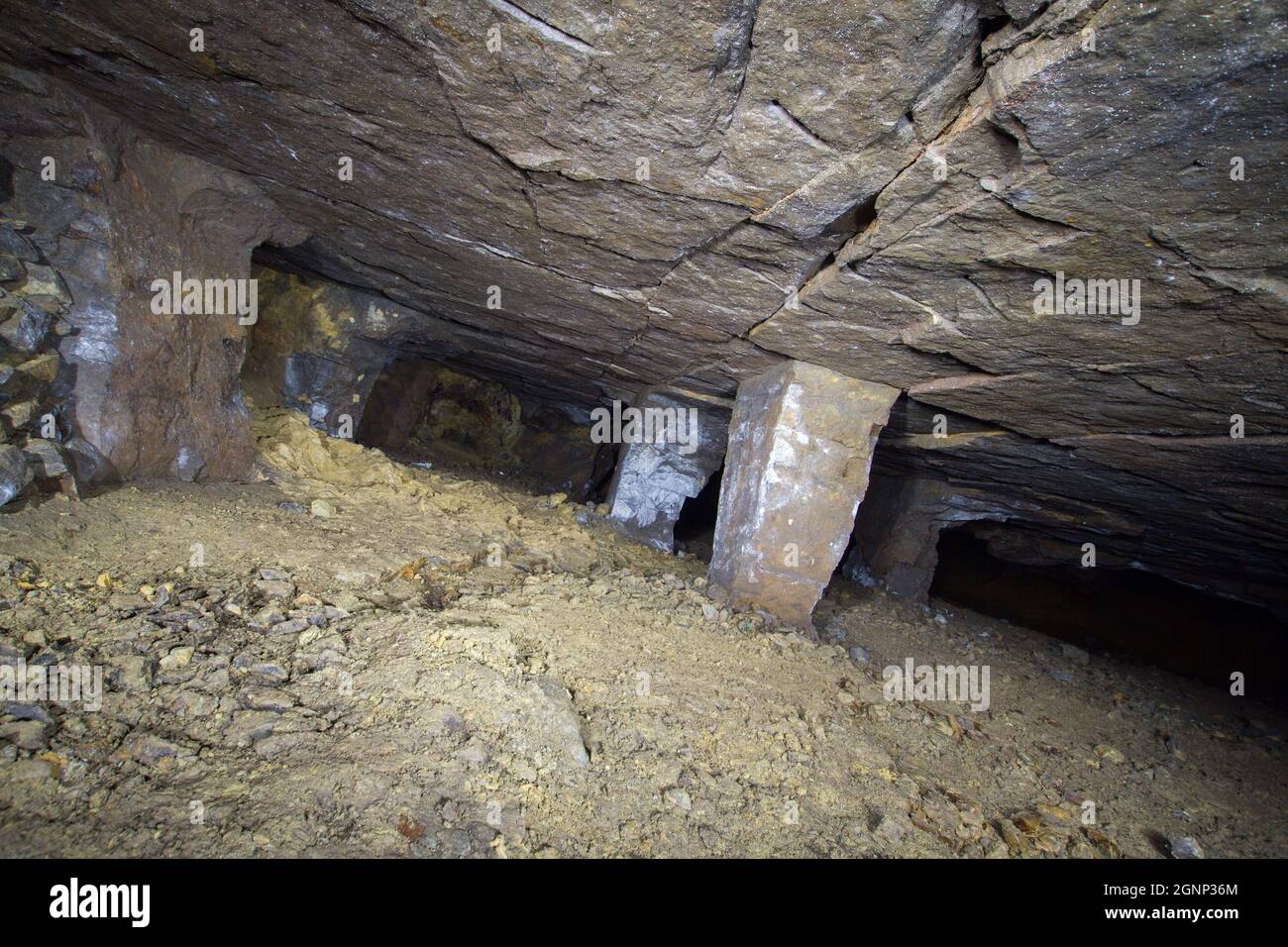 Intérieur de la mine de minerai de fer 'Kristian', Bohême de l'Ouest.Chambre inclinée dans la zone du gisement, avec piliers de pierre de support. Banque D'Images