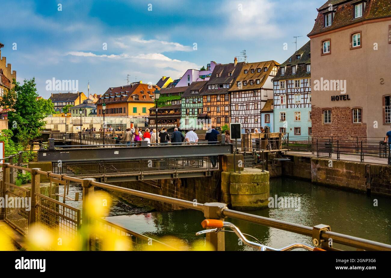 Belle vue panoramique sur les déversoirs, les écluses et les bâtiments à colombages de Strasbourg dans le célèbre quartier historique de la petite France, un grand touriste... Banque D'Images