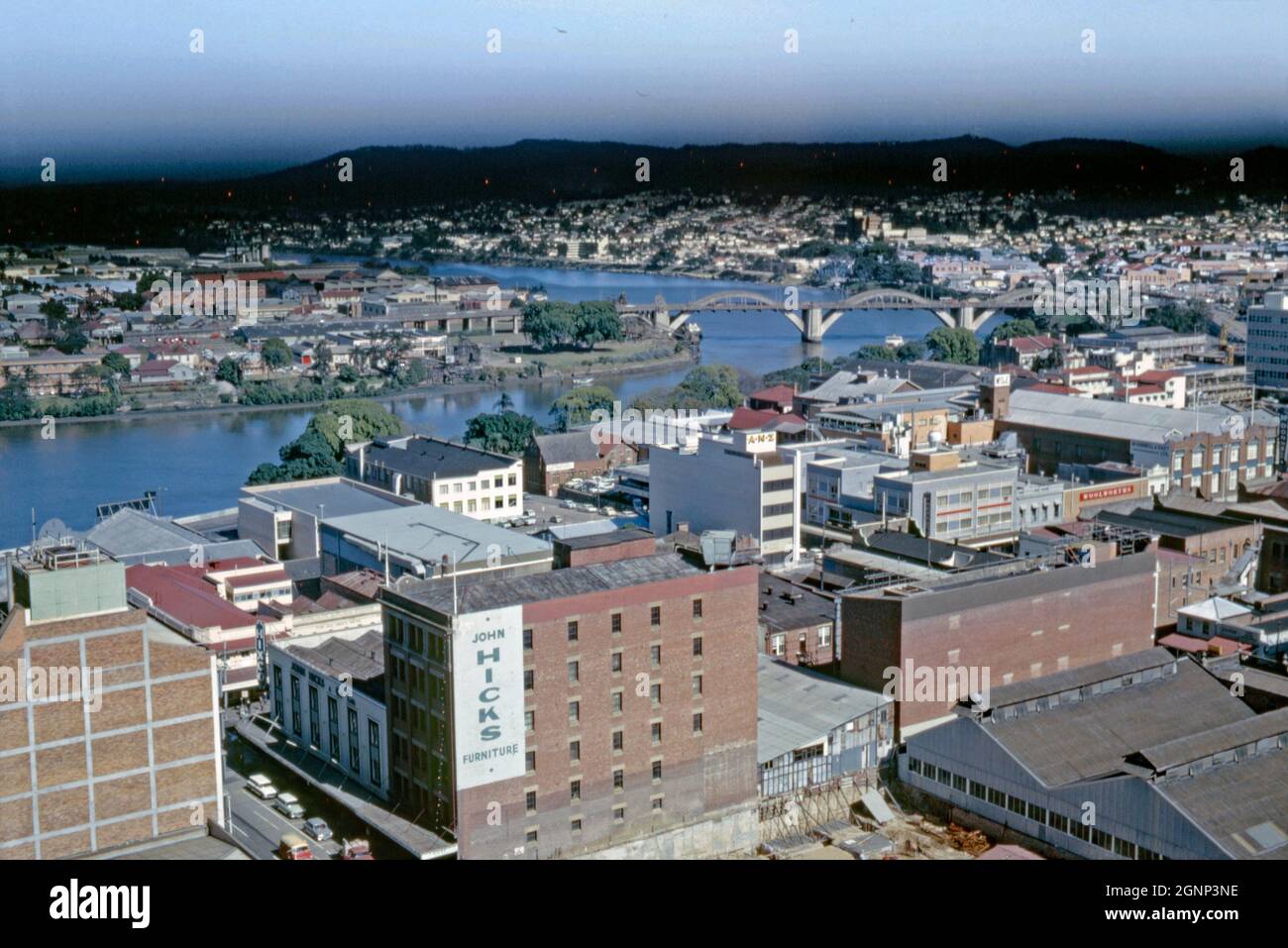 Vue depuis l'hôtel de ville, à l'ouest, sur Brisbane et le fleuve Brisbane, Queensland, Australie, en 1966 – un ciel menaçant se profile à l'horizon.Des boutiques sont visibles le long de George Street (de gauche à droite), y compris Woolworths.Le pont William Jolly, art déco des années 1930, traverse le fleuve, nommé en 1955 à la mémoire de William Jolly, le premier Lord Mayor du Grand Brisbane.Brisbane, est la plus grande ville et capitale du Queensland.Cette image provient d'un ancien transparent couleur Kodak amateur, une photographie vintage des années 1960. Banque D'Images